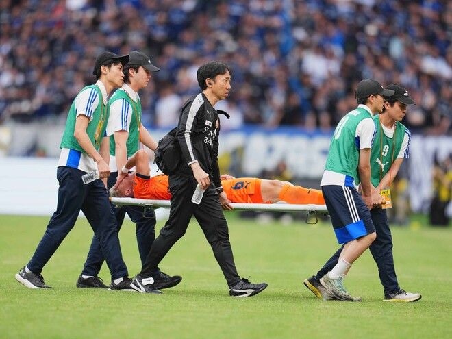 「移籍は破談になるのか？」ブンデス行き間近の22歳日本人MFが負傷交代…独メディアは騒然「本当に痛手だ」「ほぼ決定的だった。日曜日までは…」