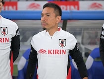 「オーラが。半端ない」「かっこいい」全身黒コーデで登場！ 39歳ベテランDFの“日本代表合流ショット”が話題「お辞儀が懐かしい」
