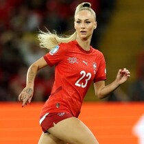 「マリリン・モンローじゃないの？」1540万フォロワーを誇るスイス女子代表の“イメージ激変”な黒ドレス姿に脚光「筋肉まで美しい」「まるで別人だ」