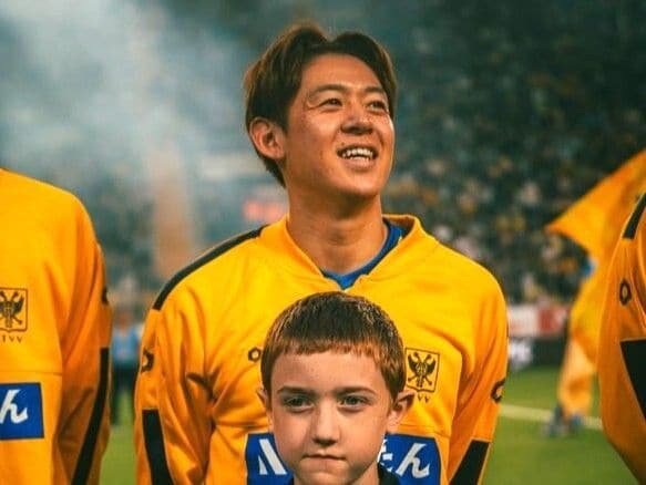 24歳日本人MFが５大リーグへステップアップ！ フライブルクへの完全移籍が決定「次のW杯に向けてさらに成長できるように」