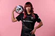 「超キュート」「最高だぜ」なでしこ26歳が“白レース”のタンクトップコーデを披露！ パープルヘア映える誕生日ショットに絶賛の声
