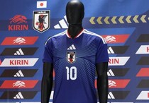 「なんだって！」「かっこよすぎる」日本代表と人気歌い手の“特別コラボユニ”に絶賛続出！青い薔薇のロゴを大胆に配置「かなり好き」「なぜ日本だけなんだ」
