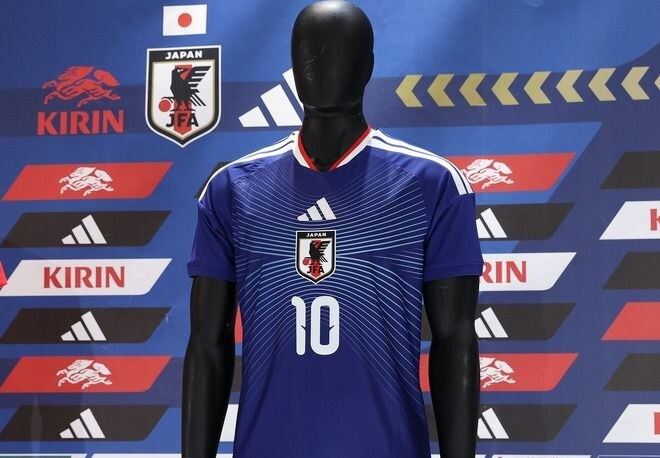 「なんだって!」「かっこよすぎる」日本代表と人気歌い手の“特別コラボユニ”に絶賛続出!青い薔薇のロゴを大胆に配置「かなり好き」「なぜ日本だけなんだ」