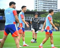 「どうなってるの!?」「1万いいねくらい押したい」吉田麻也が公開した“奇跡の一枚”が話題！名古屋のレジェンドとも再会