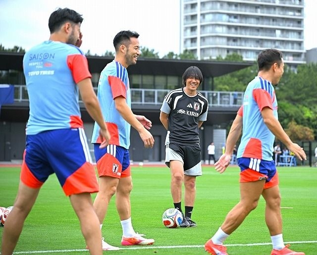 「どうなってるの!?」「1万いいねくらい押したい」吉田麻也が公開した“奇跡の一枚”が話題！名古屋のレジェンドとも再会
