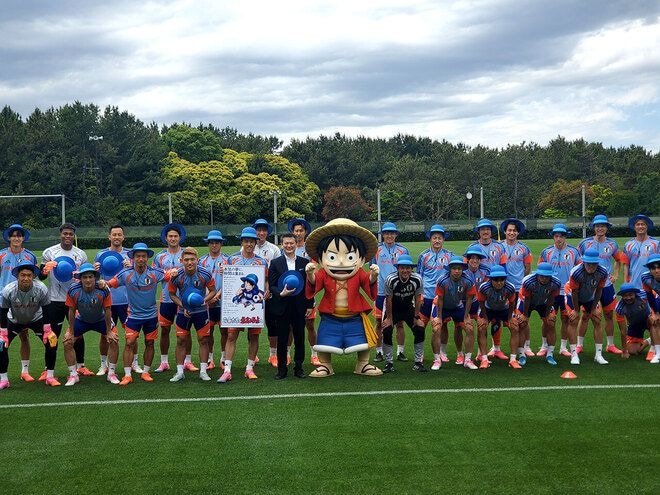 「新世界に連れていきます」日本代表が麦わらの一味に!“SAMURAI BLUE×漫画『ONE PIECE』コラボ”で森保監督も「青の麦わら帽子」着用