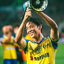 「一流のMFだ」５大リーグ移籍の24歳日本人、現地での期待が高まる！ ブンデス公式が紹介「攻守に渡って活躍する…」