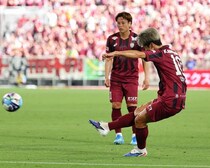 鹿島相手にぶち込んだ！ 大迫勇也の絶品FK弾に脚光「なんて美しいゴールなんだ！」「すごすぎる」