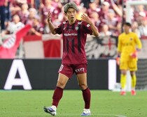 は、速すぎる！ ボールがアウト→武藤がすぐにスローイン→鹿島DFを置き去りにした大迫が鮮烈ボレー弾！
