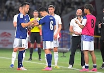「泣いちゃうよこれ！」「アイスランドにも感謝だよ」相手選手も一緒に！日本代表レジェンド吉田麻也、主将をバトンタッチ→感動的な交代