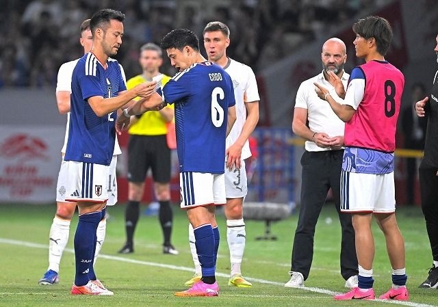 「泣いちゃうよこれ！」「アイスランドにも感謝だよ」相手選手も一緒に！日本代表レジェンド吉田麻也、主将をバトンタッチ→感動的な交代