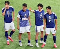 「オフショット最高！」チャーター機内はどんな感じ？森保J戦士たちがリラックス…貴重な裏側写真が話題！CAは12番ユニ着用