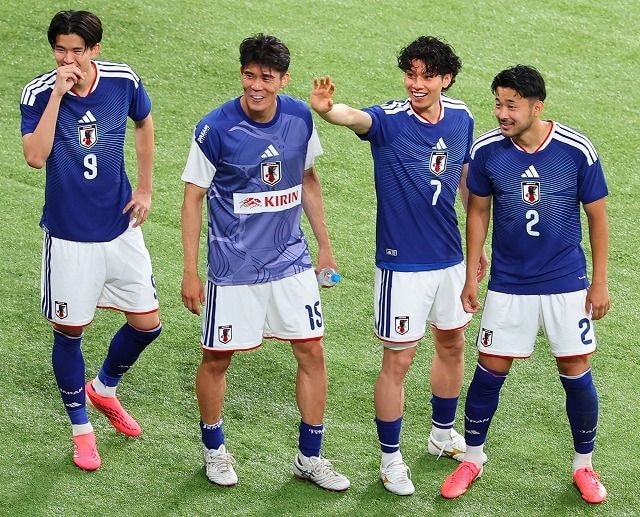 「オフショット最高！」チャーター機内はどんな感じ？森保J戦士たちがリラックス…貴重な裏側写真が話題！CAは12番ユニ着用