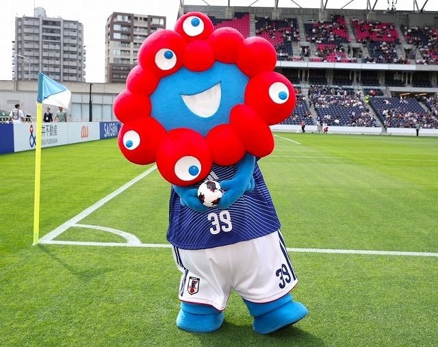 ミャクミャクが日本代表ユニ姿で来場！南アフリカ戦を前に大阪を沸かす！関連グッズは即完売の超人気ぶり【なでしこジャパン】