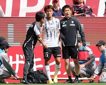 神戸にアクシデントが相次ぐ。前半だけで２人が負傷交代。鍬先は左足ふくらはぎ、カエターノは右太ももの裏を痛めたか