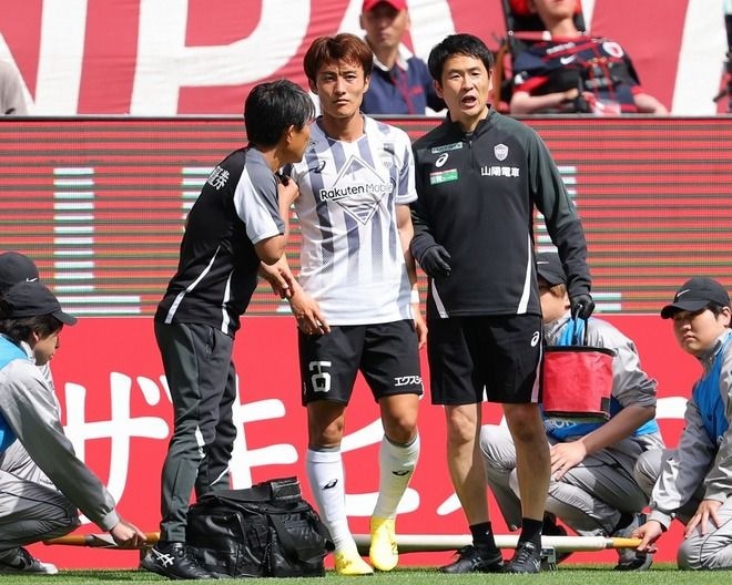 神戸にアクシデントが相次ぐ。前半だけで２人が負傷交代。鍬先は左足ふくらはぎ、カエターノは右太ももの裏を痛めたか