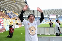 ベガルタ指揮官が歓喜の雄叫び「寿命が縮まるじゃないかー！」。PK戦を制して優勝「こんなシナリオ、誰が書いたんだ！ 俺だ」と一人ボケツッコミも