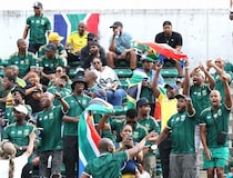 なでしこジャパン相手にハーフタイム中も試合後も…ゴール裏一角の南アサポが凄かった。歌って踊ってとにかくパワフル