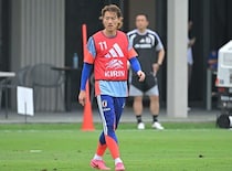 「全然大丈夫」別メニューだった日本代表DFが全体練習に復帰！“先輩”の元日本代表FWからのサプライズに…「嬉しいです」