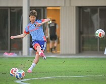 「これが見たかった！」中村俊輔コーチと一緒に。森保Ｊの“FK特訓”動画にファン大注目「純也パフォまで練習に入れてるのかわいい」