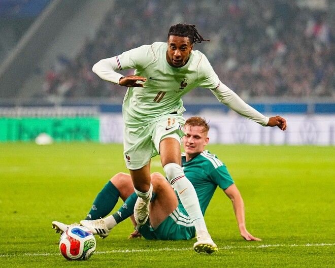 W杯前最後のテストマッチでハットトリック達成！ フランス代表の24歳レフティをデシャン監督が絶賛「バイエルンでの勢いを代表でも存分に発揮している」
