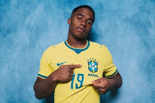 「なんてかわいらしいの」「素敵すぎ」19歳のブラジル代表FWとモデル妻の幸せ“密着ショット”に反響！「美しい家族だ」