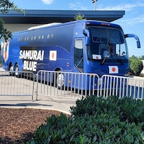 「まさか、日本から運んできたのか──」ナッシュビルに現れたSAMURAI BLUE仕様のバス。その舞台裏とは？【現地発コラム】
