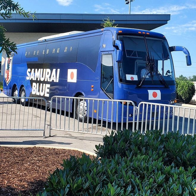 「まさか、日本から運んできたのか──」ナッシュビルに現れたSAMURAI BLUE仕様のバス。その舞台裏とは？【現地発コラム】