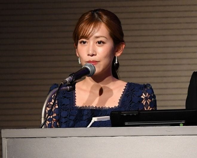 「可愛いっ」「スタイル素敵」ブラトップ→代表ユニ“早着替え”の元NHKアナに反響! W杯開幕に向け筋トレ「闘魂ですね」