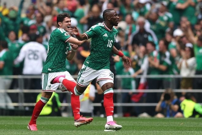 「股抜きかよ！」「歴史的な一発」北中米W杯の第１号弾にファン興奮！ 開催国メキシコ、猛プレス→鮮烈フィニッシュ「大会の幕開けに相応しい」