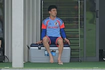 「本当に胸が痛む」「衝撃的なニュースだ」飛び込んできた日本代表主将の“悲報”にプレミア名門ファンも悲痛「W杯にいるべき選手」「君は決してひとりじゃない」