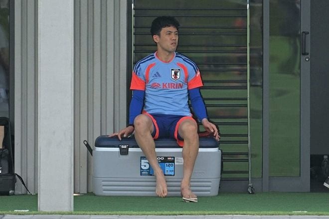 「本当に胸が痛む」「衝撃的なニュースだ」飛び込んできた日本代表主将の“悲報”にプレミア名門ファンも悲痛「W杯にいるべき選手」「君は決してひとりじゃない」