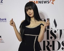 デニムのミニスカ姿「マジでかわいい」韓国の人気シンガーが母国代表を応援「勝利の女神！」「美しすぎます」などファン喝采【Ｗ杯】