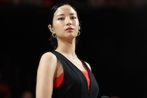 「めちゃくちゃ綺麗です」大人気女優のサッカーボールを手にした“キュートすぎる一枚”が話題 「カッコいいね」「全部ヴィトン！」