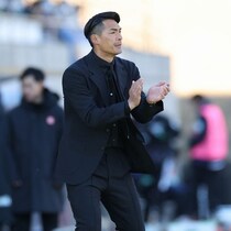 「オモロいわ」槙野監督にイエローカード！ タッチライン際でパウロに激しいタックル「この２人最高」「ナイス」などファン注目