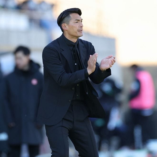 「オモロいわ」槙野監督にイエローカード! タッチライン際でパウロに激しいタックル「この2人最高」「ナイス」などファン注目