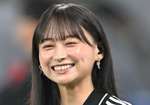 「オランダの隙とも言える部分を…」さすが!現地参戦の大人気女優、森保J前日練習を的確レポート!超話題のユニ着用でピース【W杯】
