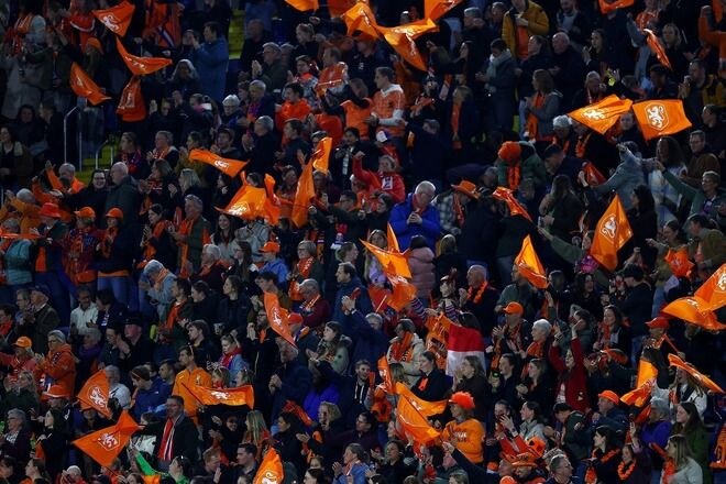 「オランダのファンがダラスを占拠」大盛り上がりのオレンジの群衆を現地報道！「楽しいね」「巨大なパーティー」など反響【Ｗ杯】