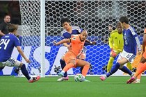 日本代表、オランダと０－０で前半終了！ 再三のピンチもGK鈴木彩艶がビッグセーブ、前田大然＆中村敬斗らが好機演出【W杯】