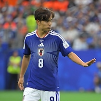 自らバツ印を出す…日本代表にアクシデント発生！左膝を痛めた久保建英がオランダ戦で途中交代