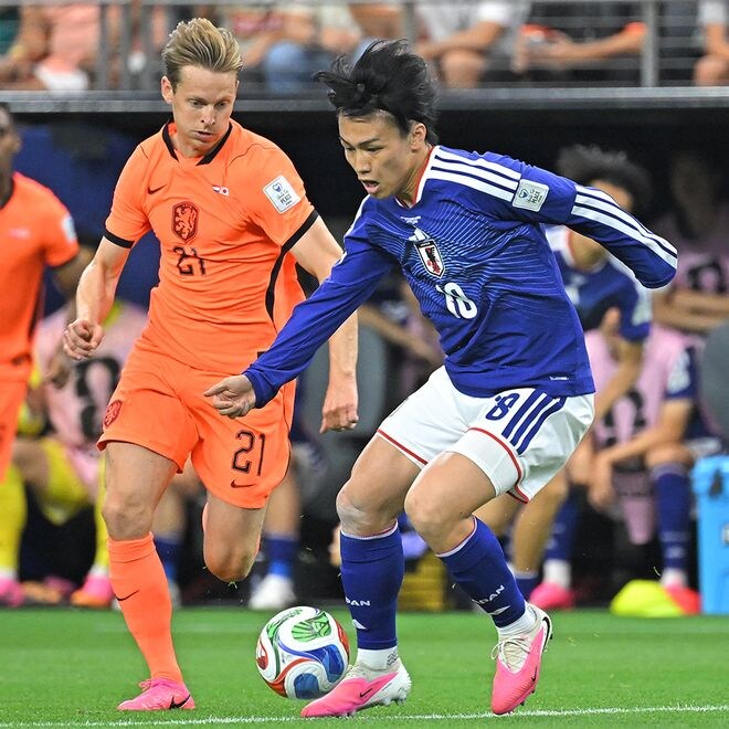 日本代表が苦しんだ一因はオランダの“上田潰し”…オランダリーグ得点王はポストプレーヤーとして十分に機能しなかった【W杯】