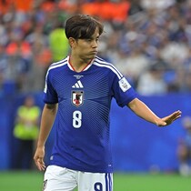 自らバツ印を出す…日本代表にアクシデント発生！ 左膝を痛めた久保建英がオランダ戦で途中交代【Ｗ杯】