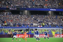 「世界は日本から学ぶべきだ」FIFA公式も大注目！ 日本サポの“試合後の光景”に世界感動「美しい行動」「だから大好きなんだ」【W杯】