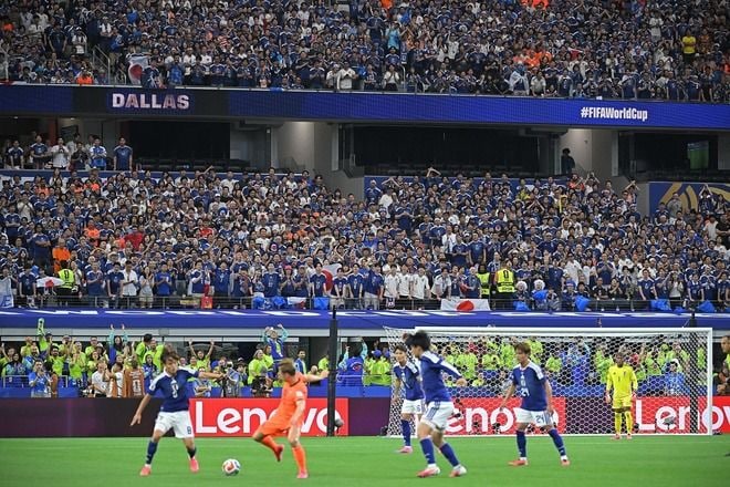 「世界は日本から学ぶべきだ」FIFA公式も大注目！ 日本サポの“試合後の光景”に世界感動「美しい行動」「だから大好きなんだ」【W杯】