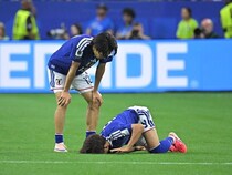 「何でカード貰ってないん？」「横から削ってる」久保建英を負傷させたオランダ代表DFに日本のファンが怒り！「怪我だったら許さねえからな」【W杯】