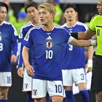 斬新な”本田解説”を体現するかのように──ガクポの行動範囲を狭めた日本代表10番の貢献【W杯】