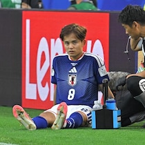 久保建英が負傷交代…“呪われたシャドー”に泣く日本代表。死に物狂いで来るチュニジア、５発発進のスウェーデンにどう立ち向かう？【W杯】