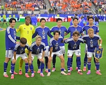 「え！マジ！？」「うらやましすぎる」オランダ戦の翌日、人気芸人が公開した日本代表戦士との“２ショット”にファン羨望「すごい貴重な経験」【Ｗ杯】