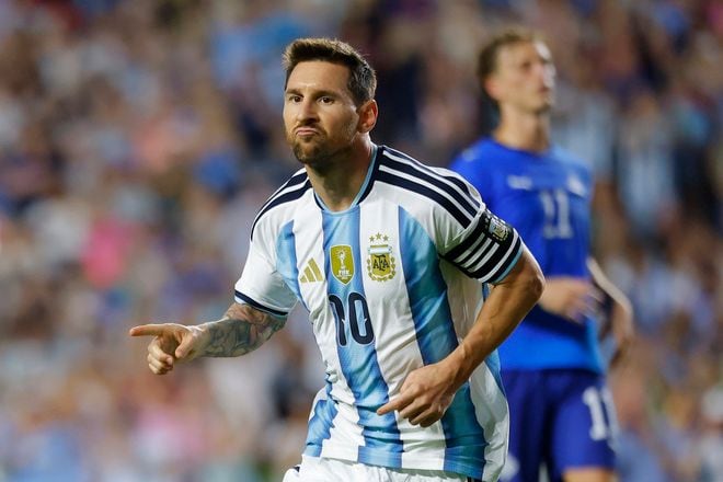 「彼がサッカー界のGOATだという評価は確固たるものになった」圧巻ハットで“偉業達成”の38歳メッシに海外大手が賛辞「改めてカリスマ性を示した」【W杯】