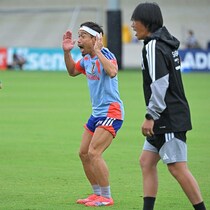 「拡散して！」名波コーチがアピール…長友組で“股抜き被害”に遭ったのは？【W杯】
